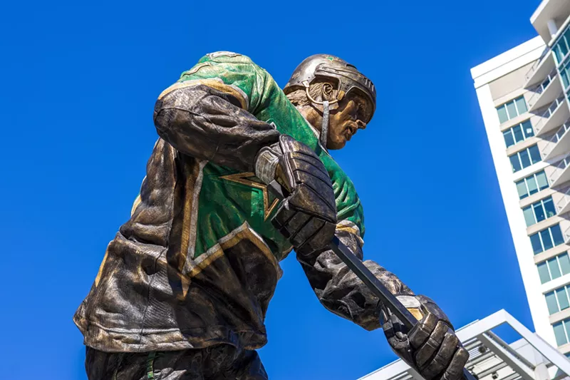 Image: Mike Modano statue Dallas