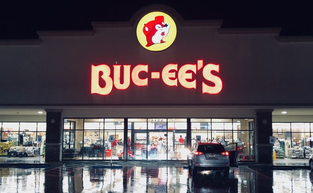 Lenny Kravitz Is the Latest Celebrity Spotted Hanging Out at Buc-ee's