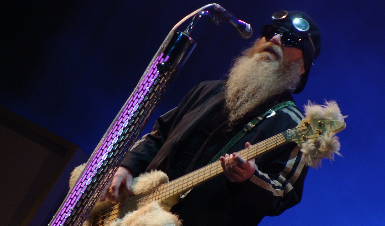 Dusty Hill performing in 2008. They don't make Texans like him anymore, and that's a shame.