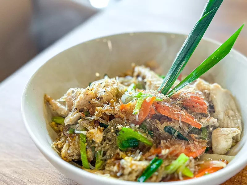 Image: Pad woon sen, attractively served hot and steaming at the Plano locaton of Sakhuu Thai Cuisine.