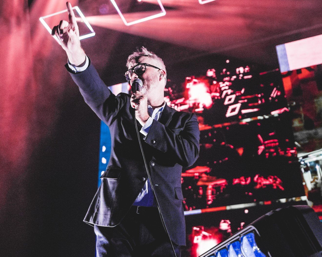 Matt Berninger led his band into a wave of emotions in Irving.