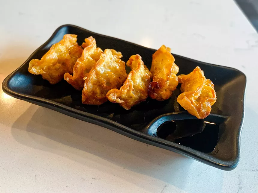 Los bocadillos incluyen gyoza frita. - HANK GANÓ
