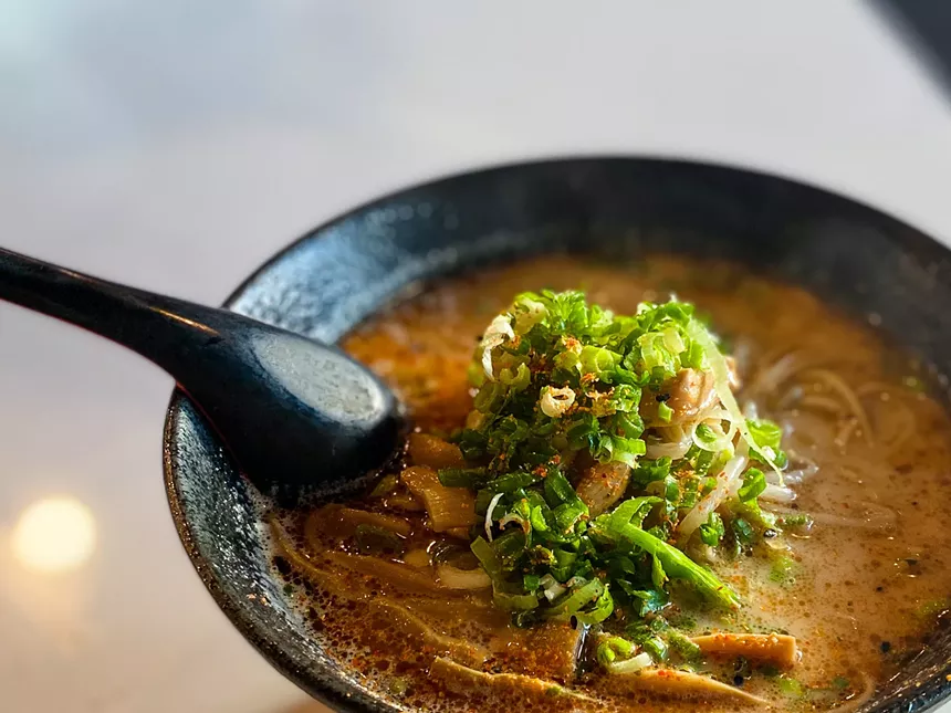 Ramen picante de cerdo con ajo en delicioso caldo Shio y huevo entero. - HANK GANÓ