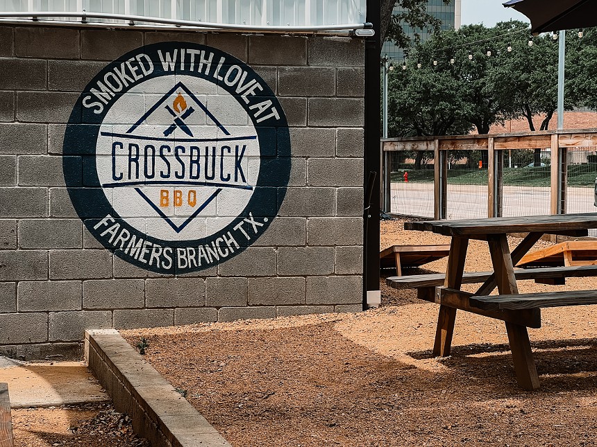 Crossbuck BBQ has a big open area for outdoor seating.