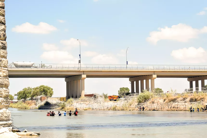 migrants near Eagle Pass