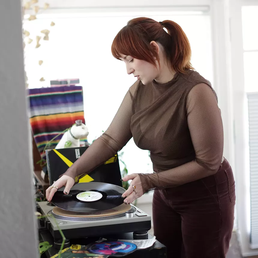Woman Djing